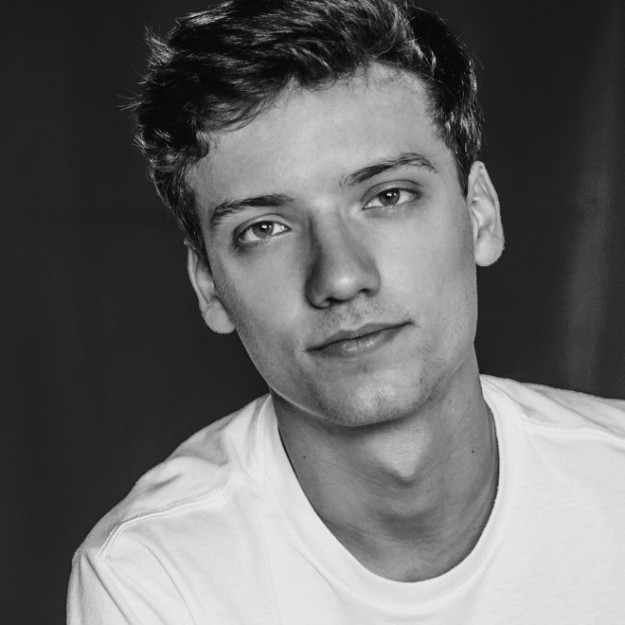 Pablo Esquivel - Singer-songwriter (France). Latest album Oman.